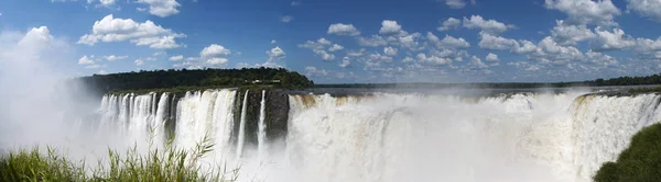 Iguaçu, Argentina: vista aérea da espetacular Garganta del Diablo, a garganta do Diabo, o desfiladeiro mais impressionante das Cataratas do Iguaçu, uma das atrações turísticas mais importantes da América Latina na fronteira entre Argentina e Brasil — Fotografia de Stock