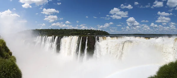 Iguaçu, Argentina: vista aérea da espetacular Garganta del Diablo, a garganta do Diabo, o desfiladeiro mais impressionante das Cataratas do Iguaçu, uma das atrações turísticas mais importantes da América Latina na fronteira entre Argentina e Brasil — Fotografia de Stock