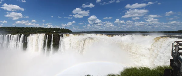 Iguazú, Argentina: letecký pohled na velkolepé Garganta del Diablo, áblu hrdlo, nejpůsobivější rokle Iguazu Falls, jeden z nejvýznamnějších turistických atrakcí Latinské Ameriky na hranici mezi Argentinou a Brazílie — Stock fotografie