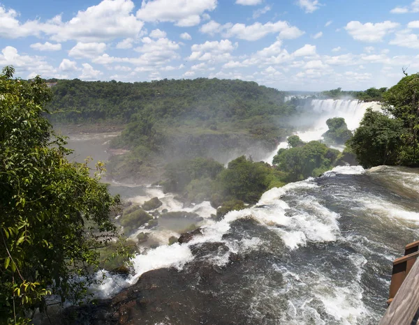 Iguazu: podrobnosti o velkolepé vodopády, jeden z nejvýznamnějších turistických atrakcí z Latinské Ameriky — Stock fotografie