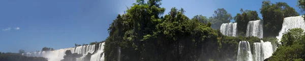 Ігуасу: панорамний вид на вражаючі Іґуасу, один з найбільш популярних туристичних пам'яток Латинської Америки — стокове фото