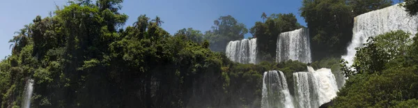 Iguazu: panorámás kilátás nyílik a látványos Iguazú-vízesés, a legfontosabb látványosságok közelében, a Latin-amerikai egyik — Stock Fotó