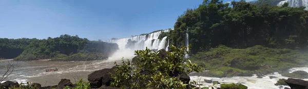 壮观的伊瓜苏瀑布，拉丁美洲的最重要的旅游景点之一的伊瓜苏︰ 全景视图 — 图库照片