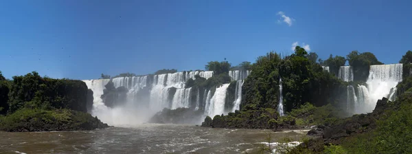 Iguazu: panoramautsikt över spektakulära Iguazufallen, en av de viktigaste turistattraktionerna i Latinamerika — Stockfoto