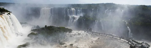 Iguazu: panorámás kilátás nyílik a látványos Iguazú-vízesés, a legfontosabb látványosságok közelében, a Latin-amerikai egyik — Stock Fotó