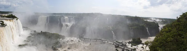 壮观的伊瓜苏瀑布，拉丁美洲的最重要的旅游景点之一的伊瓜苏︰ 全景视图 — 图库照片