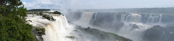 Iguazu: panorámás kilátás nyílik a látványos Iguazú-vízesés, a legfontosabb látványosságok közelében, a Latin-amerikai egyik — Stock Fotó