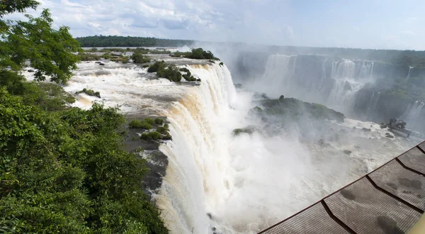 Iguazu: panoramablick auf die spektakulären iguazu-fälle, eine der wichtigsten touristenattraktionen lateinamerikas — Stockfoto