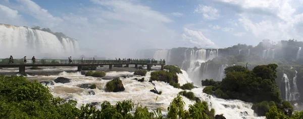 Argentyna: ludzie na chodnik o Iguazu Falls, jedną z najważniejszych atrakcji turystycznych w Ameryce Łacińskiej — Zdjęcie stockowe