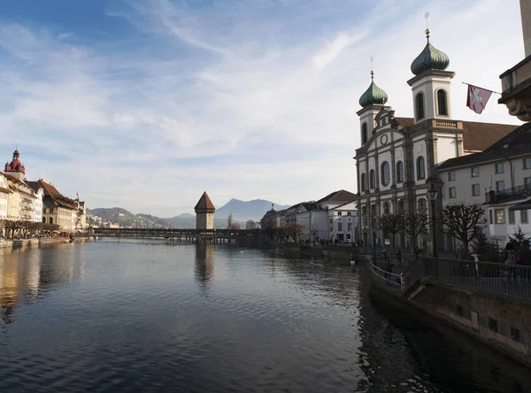 Svizzera: lo skyline di Lucerna con vista sulla Chiesa dei Gesuiti, la Torre dell'Acqua e il Ponte della Cappella — Foto Stock