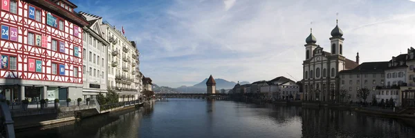 Suiza: el horizonte de Lucerna con vistas a la iglesia jesuita, la torre de agua y el puente de la capilla — Foto de Stock