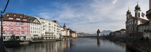 Svájc: a skyline a Luzern kilátással a jezsuita templom, a víztorony és a Kápolna-híd — Stock Fotó