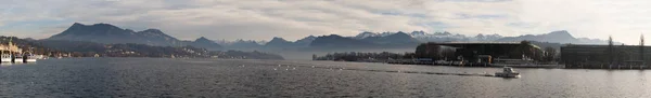 Suiza: el horizonte de los Alpes suizos y el lago de Lucerna en la ciudad medieval de Lucerna — Foto de Stock