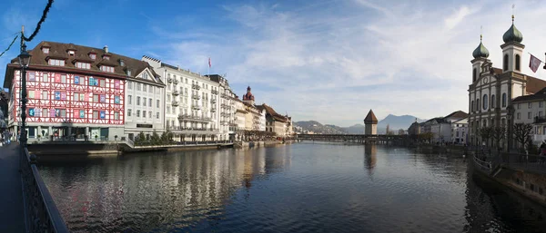 Suiza: el horizonte de Lucerna con vistas a la iglesia jesuita, la torre de agua y el puente de la capilla — Foto de Stock