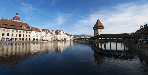 Suiza: el horizonte de Lucerna con vistas a la famosa Torre del Agua y el Puente de la Capilla — Foto de Stock
