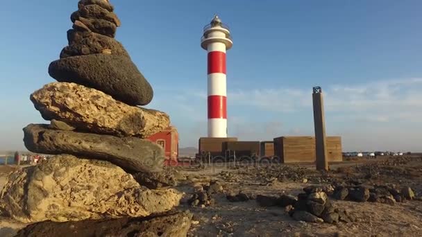Fuerteventura, kanarische Inseln: Blick auf den Leuchtturm von Toston, in der Nähe des Fischerdorfes el cotillo, 4. September 2016 — Stockvideo