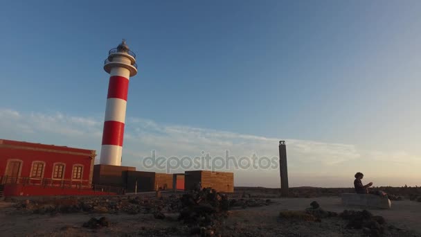: Fuerteventura Canarische eilanden weergave van de Toston vuurtoren, in de buurt van de visserij dorp van El Cotillo, 4 September 2016 — Stockvideo