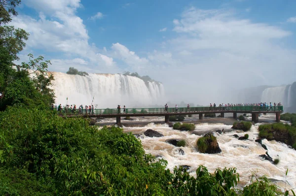 Argentina: lidé na chodníku v Iguazu Falls, jeden z nejvýznamnějších turistických atrakcí z Latinské Ameriky — Stock fotografie