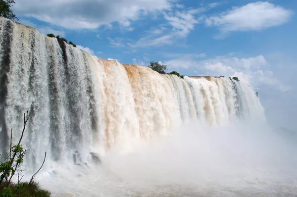 壮观的伊瓜苏瀑布，拉丁美洲的最重要的旅游景点之一的阿根廷︰ 详细信息 — 图库照片