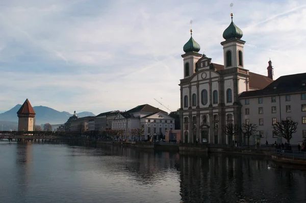 Švýcarsko: Panorama středověkého města Lucerne s výhledem na slavné vodárenské věži a jezuitský kostel — Stock fotografie