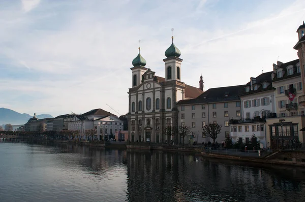 Svizzera: skyline della città medievale di Lucerna con vista sulla Chiesa dei Gesuiti — Foto Stock