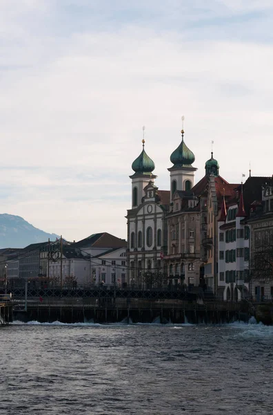 Svizzera: skyline della città medievale di Lucerna con vista sulla Chiesa dei Gesuiti — Foto Stock