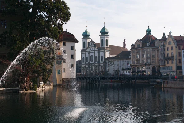 Švýcarsko: Panorama středověkého města Lucerne s výhledem na jezuitský kostel — Stock fotografie