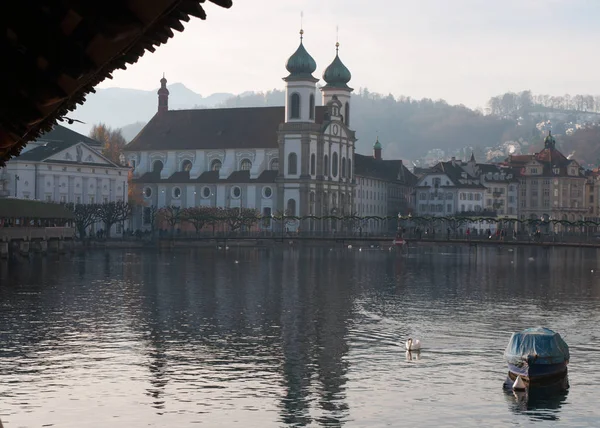 Luzern: swan a Panorama středověkého města s výhledem na jezuitský kostel z kryté Kapličkový most — Stock fotografie