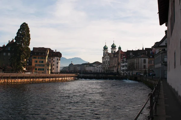 Suisse : skyline de la ville médiévale de Lucerne vue depuis le pont de SXoer, le pont de Mill — Photo