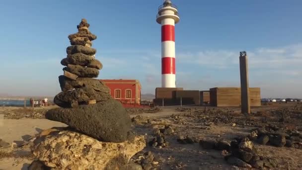 Fuerteventura, kanarische Inseln: Blick auf den Leuchtturm von Toston, in der Nähe des Fischerdorfes el cotillo, 3. September 2016 — Stockvideo