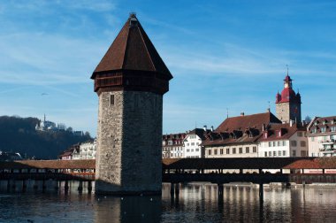 İsviçre: Lucerne ortaçağ şehir manzarası ile ünlü su kulesi ve Şapel Köprüsü manzarasına