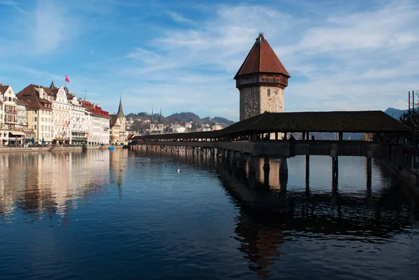 Švýcarsko: Panorama středověkého města Lucerne s výhledem na slavný vodárenská věž a kaple most — Stock fotografie
