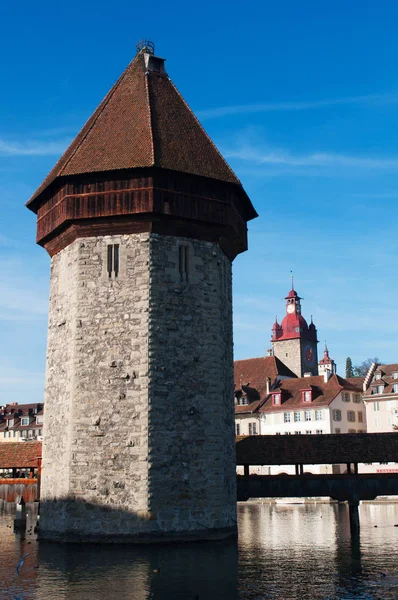 Švýcarsko: Panorama středověkého města Lucerne s výhledem na slavný vodárenská věž a kaple most — Stock fotografie