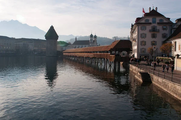 Suiza: horizonte de la ciudad medieval de Lucerna con vistas a la famosa Torre del Agua y al Puente de la Capilla — Foto de Stock