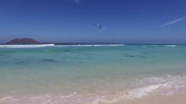 Fuerteventura: Büyük Playas beach, sörf ve sörf, uçurtma berrak su, kaya oluşumları, yeraltı, en ünlü plajlarından göster Lobos adacık üzerinde 7 Eylül 2016
