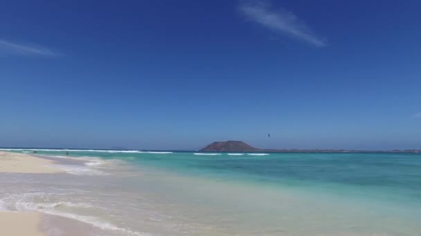 Fuerteventura: toller playas strand, einer der berühmtesten strände zum surfen und kitesurfen, kristallklares wasser, felsformationen, untergrund, blick auf die insel lobos 7. september 2016 — Stockvideo