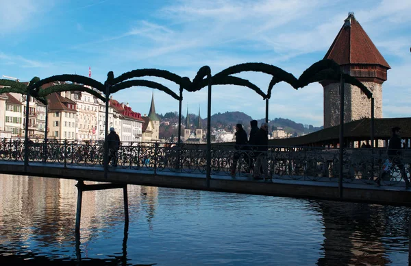 Lucerna, gente che cammina sul Rathaussteg, il ponte sul fiume Reuss — Foto Stock