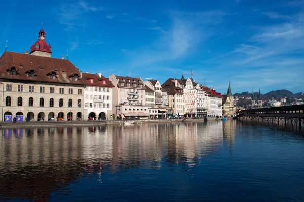 El horizonte de Lucerna, la ciudad medieval famosa por sus puentes de madera cubiertos — Foto de Stock