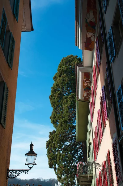 Paleizen en gebouwen in de straten en steegjes van de middeleeuwse stad van Luzern — Stockfoto