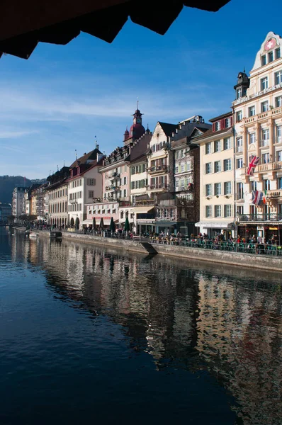 El horizonte de Lucerna, la ciudad medieval famosa por sus puentes de madera cubiertos — Foto de Stock
