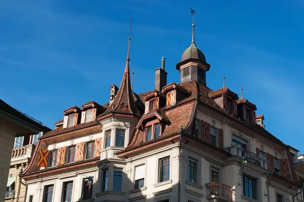Paláce a budovy v ulicích a uličkách středověkého města Luzern — Stock fotografie