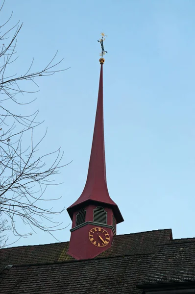 通りやルツェルンの中世の町の路地の時計塔 — ストック写真