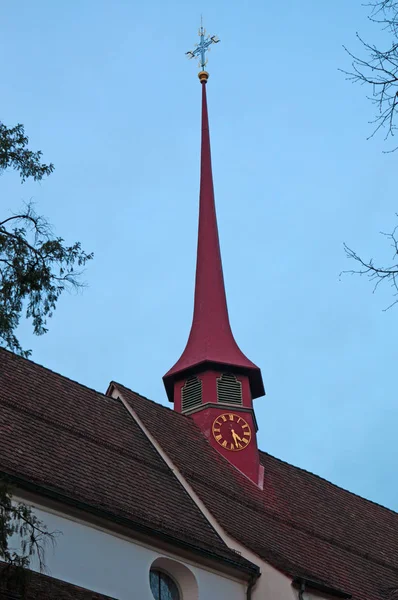 通りやルツェルンの中世の町の路地の時計塔 — ストック写真