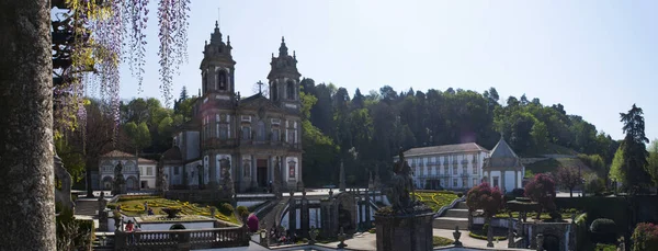 Północnej Portugalii: panoramiczny widok na ogrody i Kościół Bom Jesus do Monte, Sanktuarium Jezusa na górze — Zdjęcie stockowe