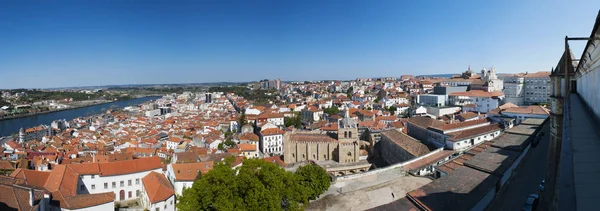 Portugalia: panoramę miasta Coimbra z panoramicznym widokiem na czerwone dachy i pałace i budynki starego miasta — Zdjęcie stockowe