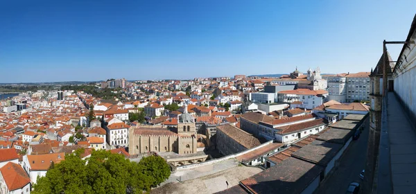 Portugalia: panoramę miasta Coimbra z panoramicznym widokiem na czerwone dachy i pałace i budynki starego miasta — Zdjęcie stockowe