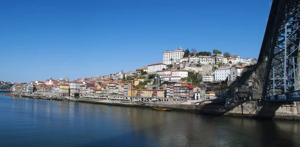Portekiz: Luiz manzarasına sahip Porto manzarası ben Çift katlı metal kemer köprü'de Douro nehrinin Porto ve Vila Nova de Gaia arasında — Stok fotoğraf