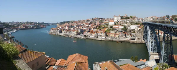 Portugal: de skyline van Porto met uitzicht op de Luiz I, de dubbel-decked metalen boogbrug over de rivier Douro tussen Porto en Vila Nova de Gaia — Stockfoto