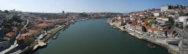 Portugalia: panoramę Porto i Vila Nova de Gaia, dwa miasta, oddzielone rzeką Douro — Zdjęcie stockowe