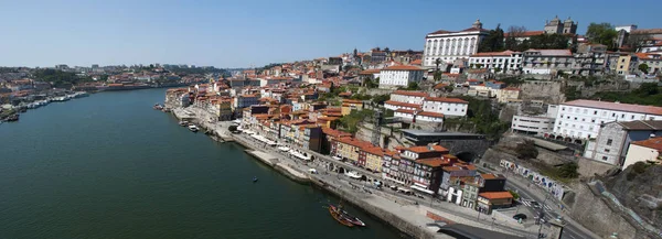 Portekiz: Porto ve Vila Nova de Gaia, Douro nehir tarafından ayrılmış iki şehir manzarası — Stok fotoğraf